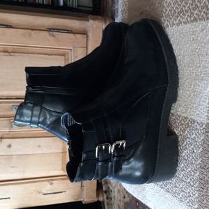 ❤️Like NewChelsea boots, silver buckles, lug style sole,possibly size 11-12!❤️